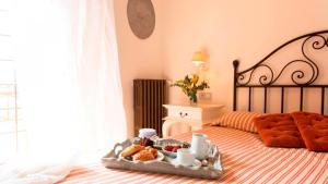 una bandeja de comida en la parte superior de una cama en Mas del Mar, en Sant Pere Pescador