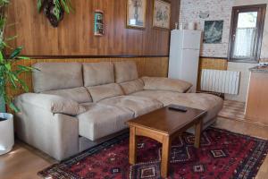 PancarにあるApartamentos Jardines de Llanesのソファとテーブルのあるリビングルーム
