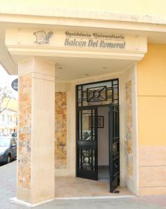 una entrada a un edificio con una puerta negra en Balcón del Romeral, en Málaga