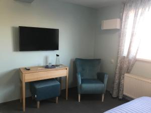 TV a/nebo společenská místnost v ubytování Dudman Hotel