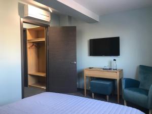 TV a/nebo společenská místnost v ubytování Dudman Hotel