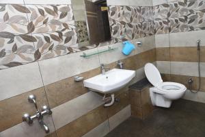 un bagno con un water e un lavandino di Shree Ramkrishna Anandvan a Ratnagiri