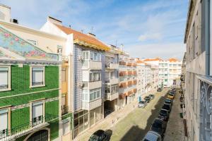 uitzicht op een straat met gebouwen bij Lisbon Times Apartments in Lissabon