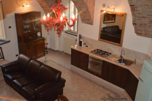 salon z kanapą i kuchnią ze zlewem w obiekcie Quinta Quadra w mieście Chiari