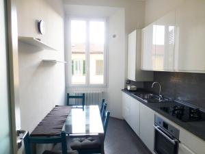 een keuken met een tafel, een wastafel en een raam bij Casa "Le Cascine", comfortable apartment... in Florence
