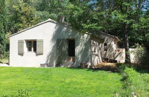 a small white house with a yard at La petite maison in Aix-en-Provence