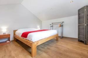 - une chambre avec un lit et une commode dans l'établissement Domaine des Ecuries - Appartements meublés à Talloires, à Talloires