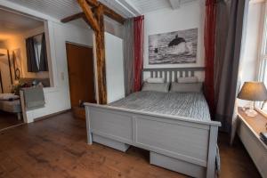 um quarto com uma cama de dossel vermelho em München- Pullach, Wohnen im Grünen em Pullach im Isartal