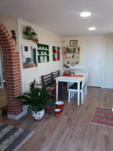 sala de estar con mesa y comedor en El Balcón de la Mata, en Mata de Quintanar