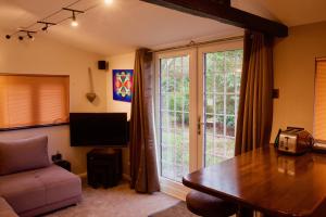 Foto dalla galleria di Luxurious Rural Cabin with Hot Tub a West Chiltington