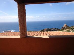 a window view of the ocean from a roof at Una terrazza in Paradiso in Costa Paradiso