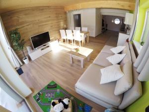 een woonkamer met een witte bank bij Ferienbungalow Mountain View Wood in Spital am Pyhrn