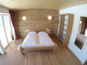 Łóżko lub łóżka w pokoju w obiekcie Ferienbungalow Mountain View Wood