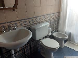 a bathroom with a toilet and a sink at Cabañas del Uru in Colón