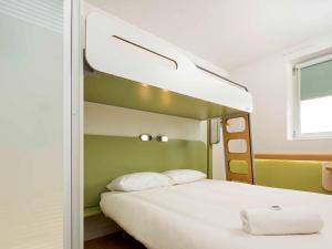 a bedroom with a bed and a window at ibis budget London Hounslow in Hounslow