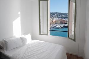 Photo de la galerie de l'établissement Waterfront panoramic sea view, balcony, AC, à Nice