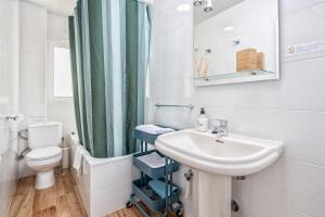 Koupelna v ubytování San Juan Penthouse in Malaga by Solaga Holiday Homes + 37 fotografií