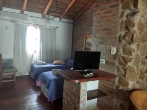 哥倫布的住宿－Cabañas del Uru，客房设有两张床和一张带电脑的书桌
