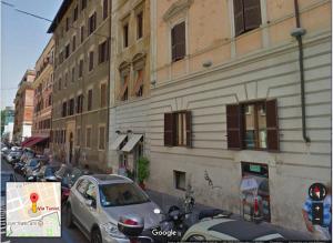 ローマにあるSan Pietro - Vaticano - Executive Studio Flatの隣の路上駐車車