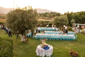 eine Gruppe von Tischen und Stühlen mit Leuten auf einer Party in der Unterkunft Piccolo Ranch in Pula