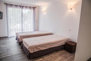 Dos camas en una habitación con ventana. en Appartement Gialla, en Porto Vecchio 10 fotos más