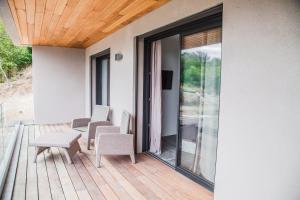 balcón con mesa y sillas en la terraza en Appartement Gialla, en Porto Vecchio