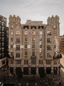 um edifício antigo no meio de uma cidade em El Môderne Hotel em Gijón