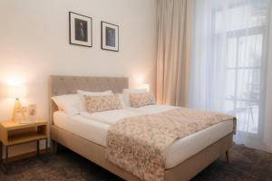 Een bed of bedden in een kamer bij Hotel Vyhlídka