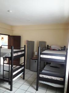 מיטה או מיטות קומותיים בחדר ב-Alme Hostel