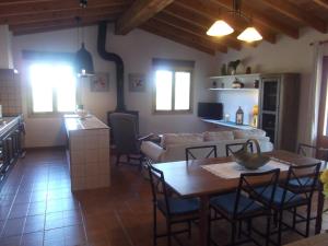 kuchnia i salon ze stołem i krzesłami w obiekcie Son Garbeta w Manacorze