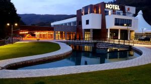un hôtel avec une piscine en face d'un bâtiment dans l'établissement Atva Residence Hotel, à Dolni Dobrenoec