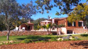 dom z kamienną ścianą i ogródkiem w obiekcie Son Garbeta w Manacorze