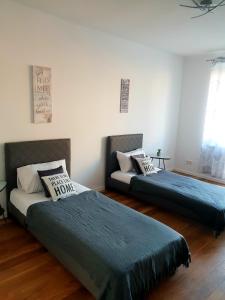 sypialnia z 2 łóżkami i kanapą w obiekcie Apartament AltePost w mieście Żary