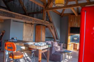 a room with a table and chairs and a refrigerator at Boutique Logement Londen Centrum Middelburg in Middelburg