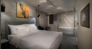 מיטה או מיטות בחדר ב-Level Luxury Suites