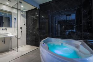 Koupelna v ubytování Level Luxury Suites