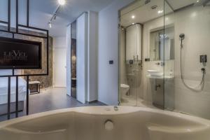 Koupelna v ubytování Level Luxury Suites