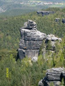 une formation rocheuse au milieu d'une forêt dans l'établissement Ferienwohnung "Bubenhaus", à Sebnitz