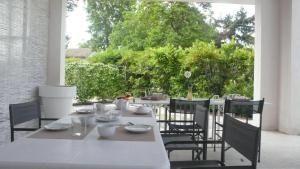 ein weißer Tisch mit schwarzen Stühlen und eine weiße Tisch- und Stuhlplatte in der Unterkunft Caspineda Agriturismo in Montebelluna