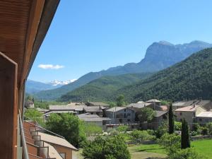 uma vista para uma aldeia com montanhas ao fundo em Hotel Turmo em Labuerda