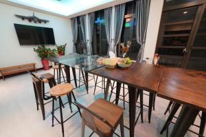a dining room with a glass table and chairs at 十二籃民宿 in Magong