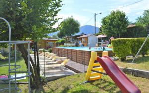 貝特納斯科的住宿－Camping Royal，院子里带一大堆滑梯的游泳池