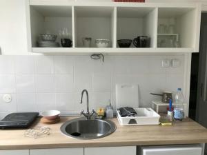 eine Küche mit einer Spüle und einer Arbeitsplatte in der Unterkunft Belgrade Base in Belgrad