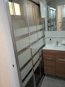 un baño con ducha y lavabo en Apartamento Minerva Jupiter. The perfect accommodation for your vacation, en Benalmádena