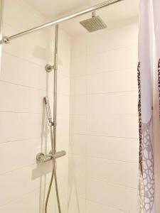 y baño con ducha y cortina de ducha. en CasaCec, en Alicante