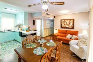 une cuisine et un salon avec une table et des chaises dans l'établissement Apartamento Azahara, à Cordoue