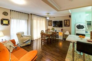 un salon avec un canapé et une table dans l'établissement Apartamento Azahara, à Cordoue