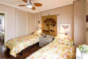 deux lits côte à côte dans une chambre dans l'établissement Apartamento Azahara, à Cordoue