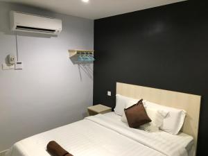 Hotel Seri Kangsar KK Hotel客房内的一张或多张床位