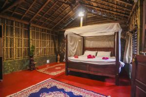 Postel nebo postele na pokoji v ubytování Palm Trees Ayurvedic Heritage
